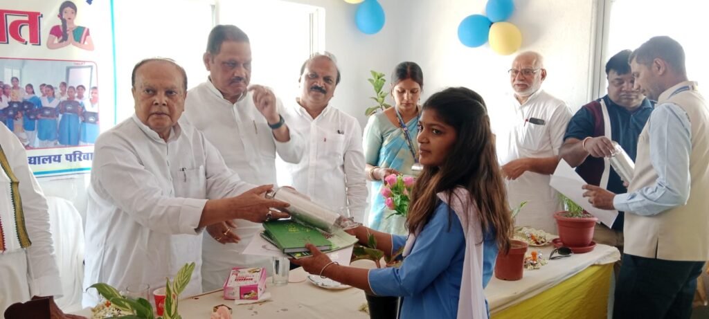 1000626981-1-1024x461 वजीरगंज के करजरा +2 उच्च विद्यालय के नवनिर्मित भवन का हुआ उद्घाटन